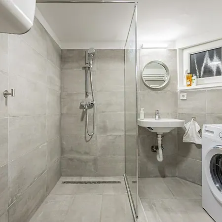 Downtown In Budapest, Juliet Βουδαπέστη