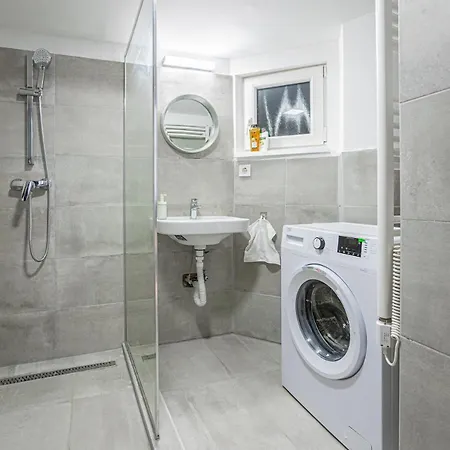 Downtown In Budapest, Juliet * Βουδαπέστη